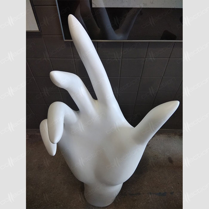 Рука- скульптура из пенопласта