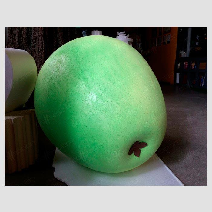 Огромное яблоко из пенопласта