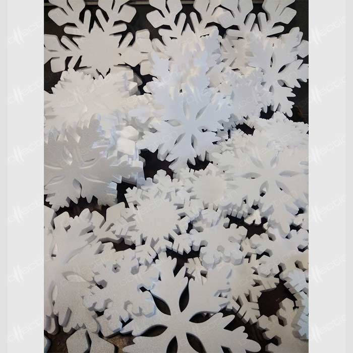 снежинки из белого пенопласта
